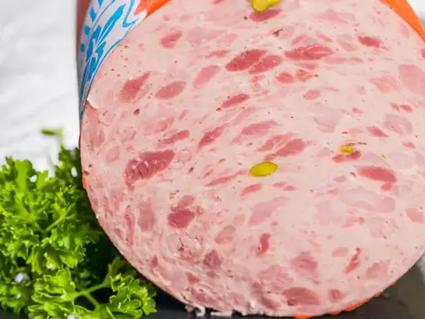 Feine Schinkenwurst mit Pistazien