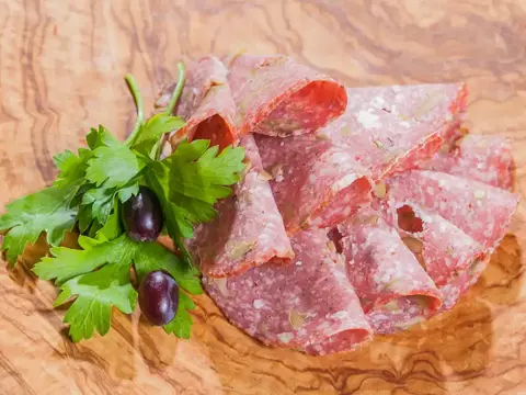 Hirtensalami mit Oliven und Feta