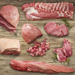 Schweinefleisch Vorratspaket auf hellem Holzhintergrund